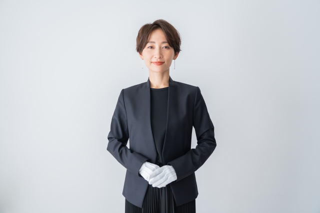 総合買取サロンの受付にて、お客様をお迎えする様子